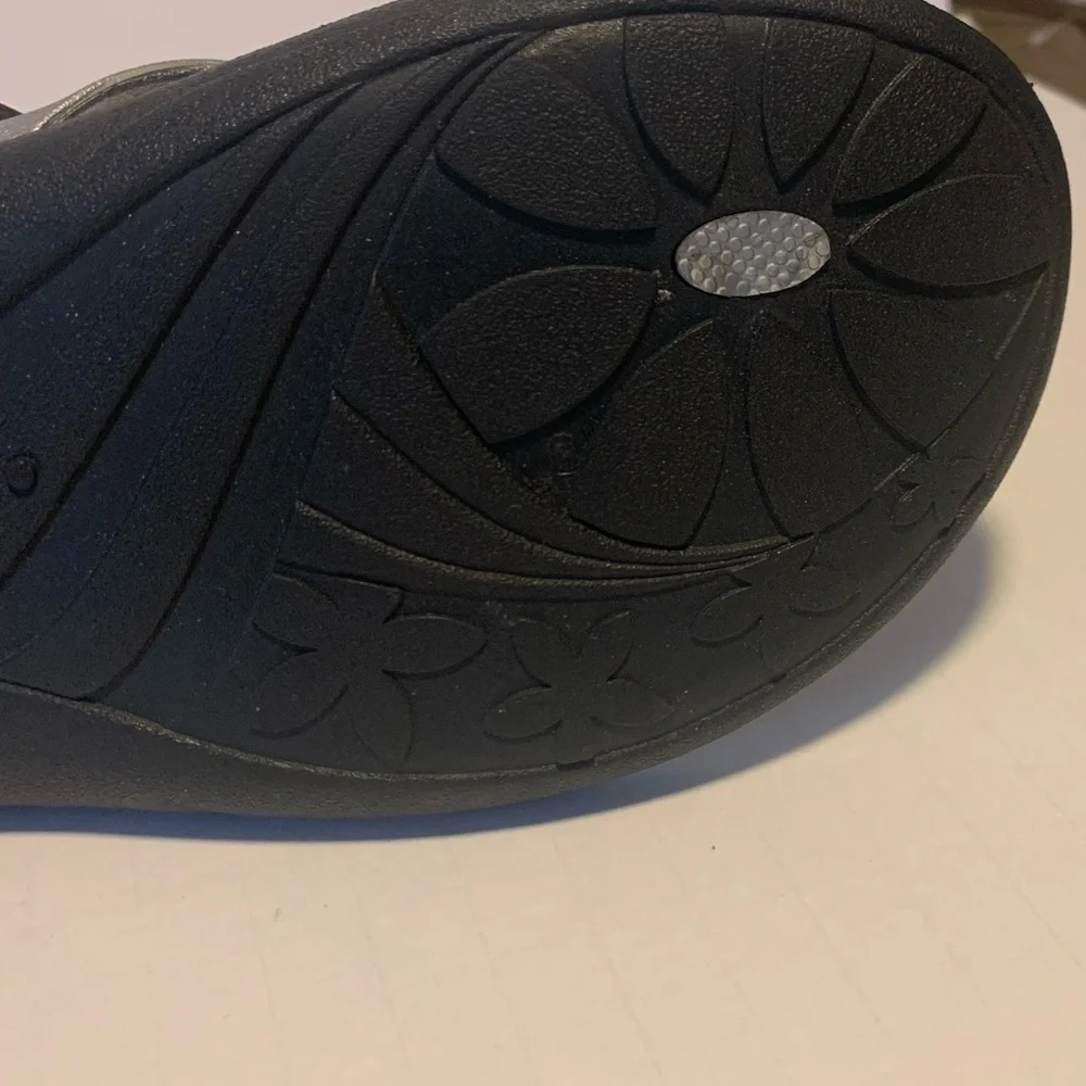 Okabashi Women’s Size LG (8.5-9) Black and Silver Rubber Flip Flops Sturdy EUC